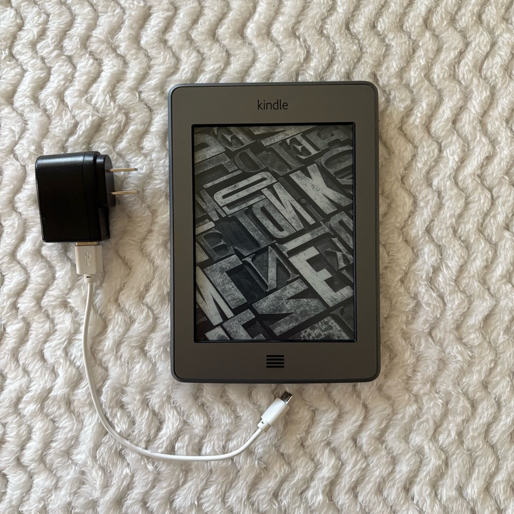 Amazon Kindle Touch 4th Generation Wi-Fi 4GB 6" D01200
